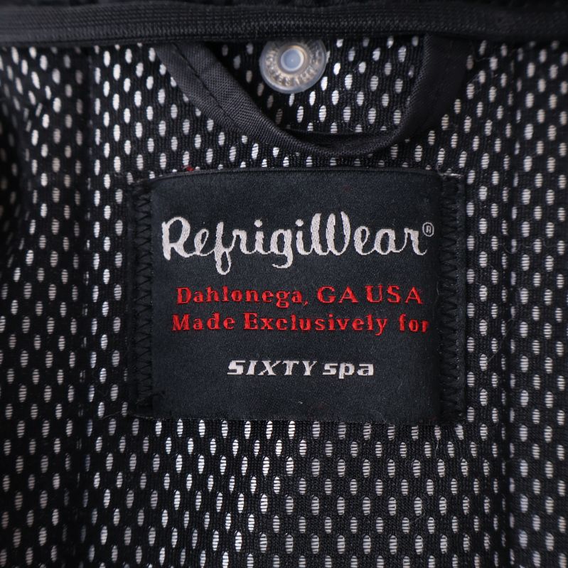 Närbild på RefrigiWear-märke inuti jackan