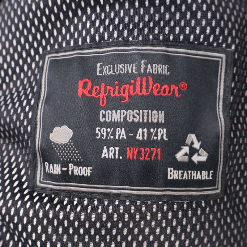 Materiallapp som visar tygsammansättning och egenskaper