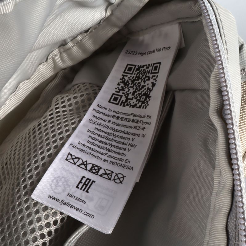 Närbild på inneretikett med skötselråd och QR-kod