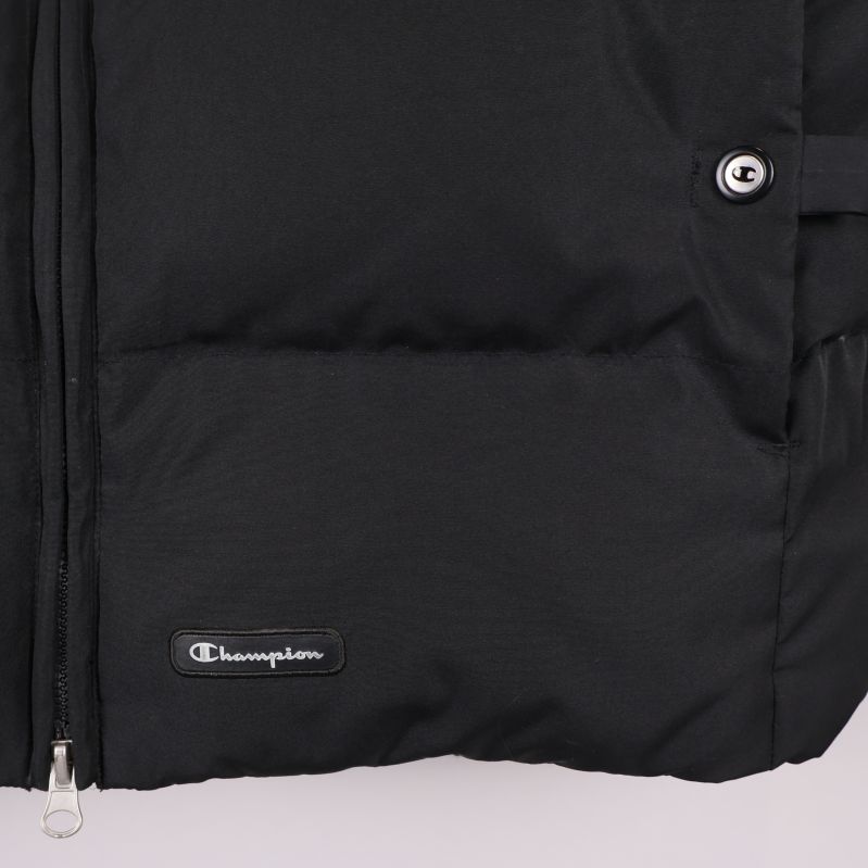 Närbild framtill med Champion-logo och tryckknappsficka