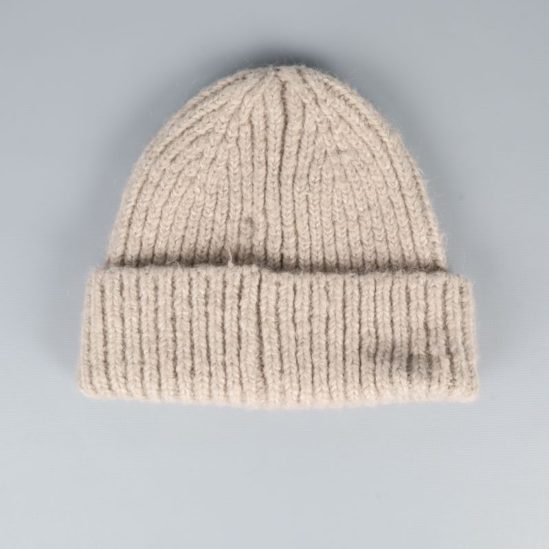 Baksidan av ribbstickad beige mössa med bred kant