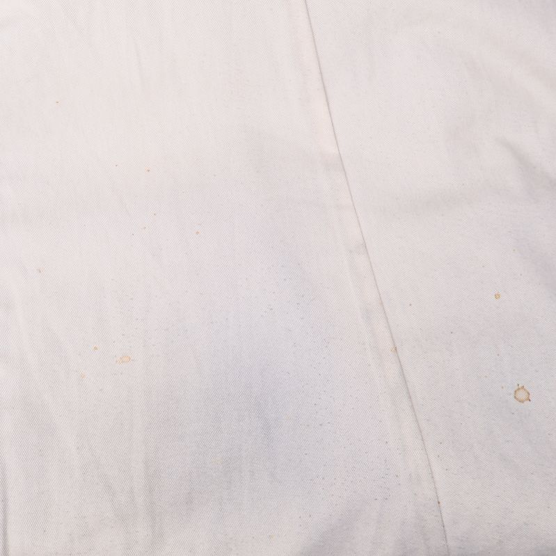 Ljust foder med mindre fläckar på insidan av kappan