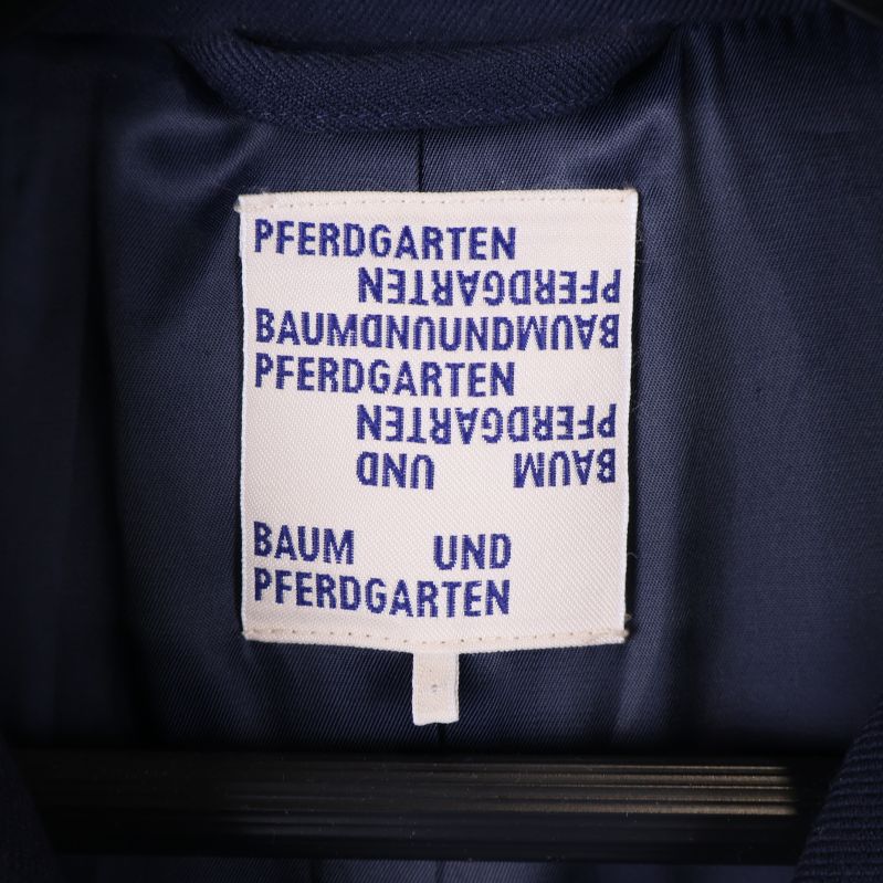 Närbild på etikett med text Baum und Pferdgarten