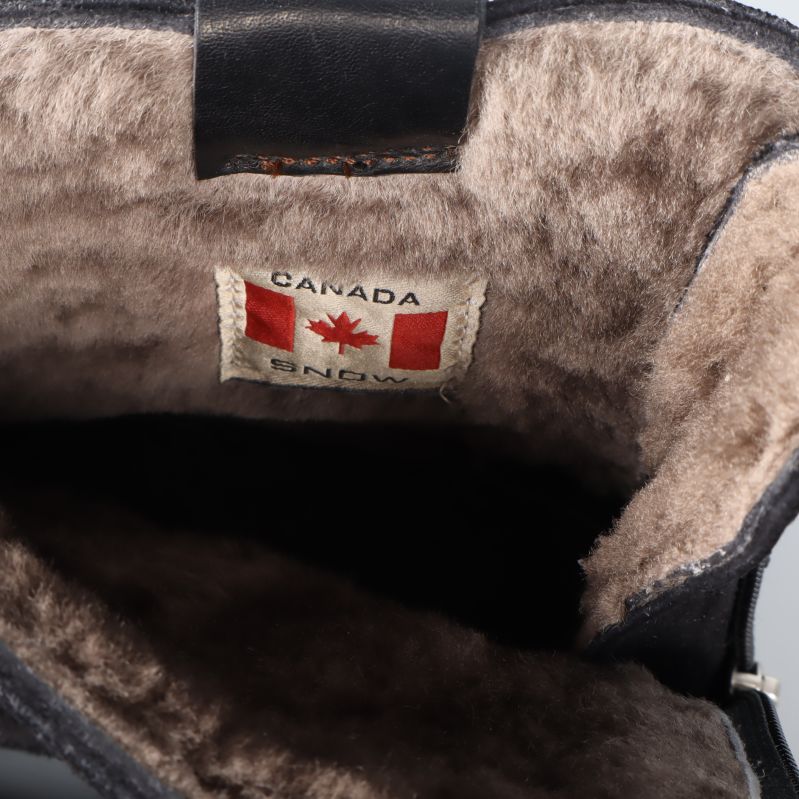Inuti sko med brunt lurvigt foder och Canada Snow-etikett