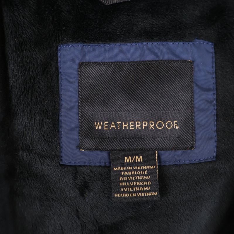 Närbild av svart foder och Weatherproof-märke på väst