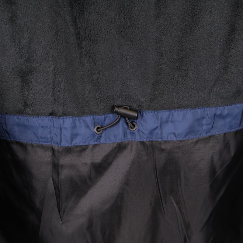 Insidan av väst med svart foder och justerbar dragsko