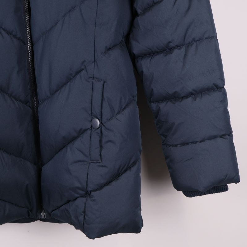 Närbild på jackans nederdel och ficka