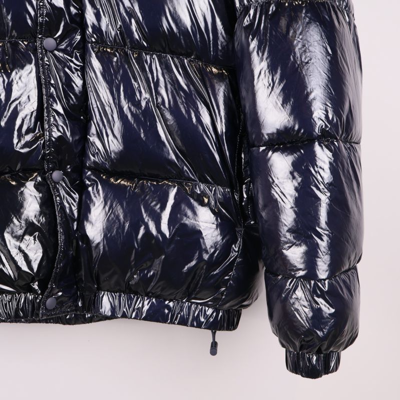 Närbild på jackans blankt material vid nedre delen