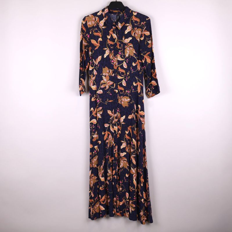 Lång klänning med blommigt mönster framifrån