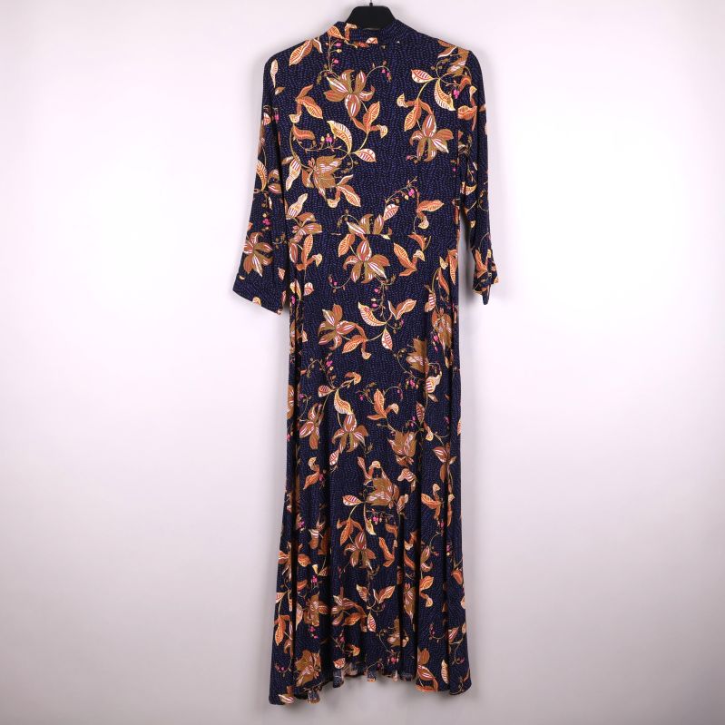 Lång klänning med blommigt mönster bakifrån