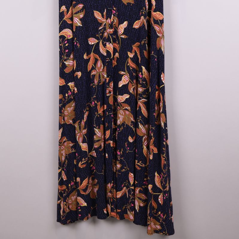 Närbild på klänningens nederdel och mönster