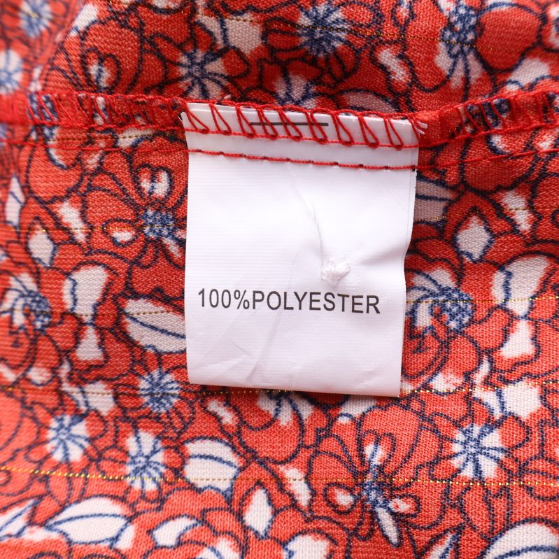 Materiallapp med texten 100% Polyester