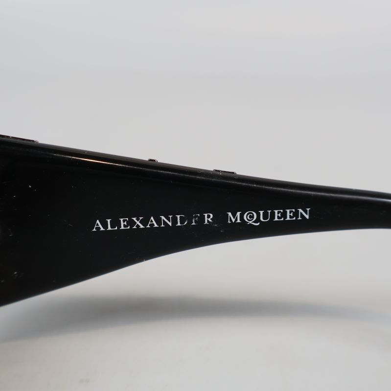 Närbild på Alexander McQueen logotyp på skalmen