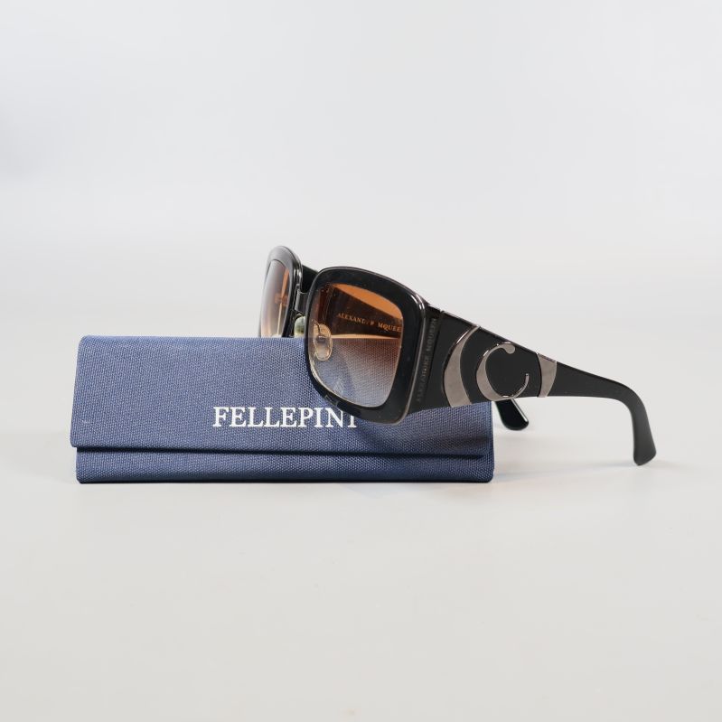 Solglasögon placerade på blått fodral med texten FELLEPINI