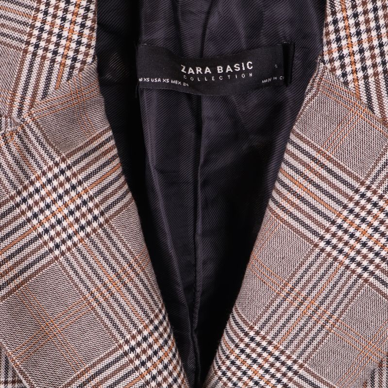 Zara Basic Collection-logotyp i kragen på kavaj