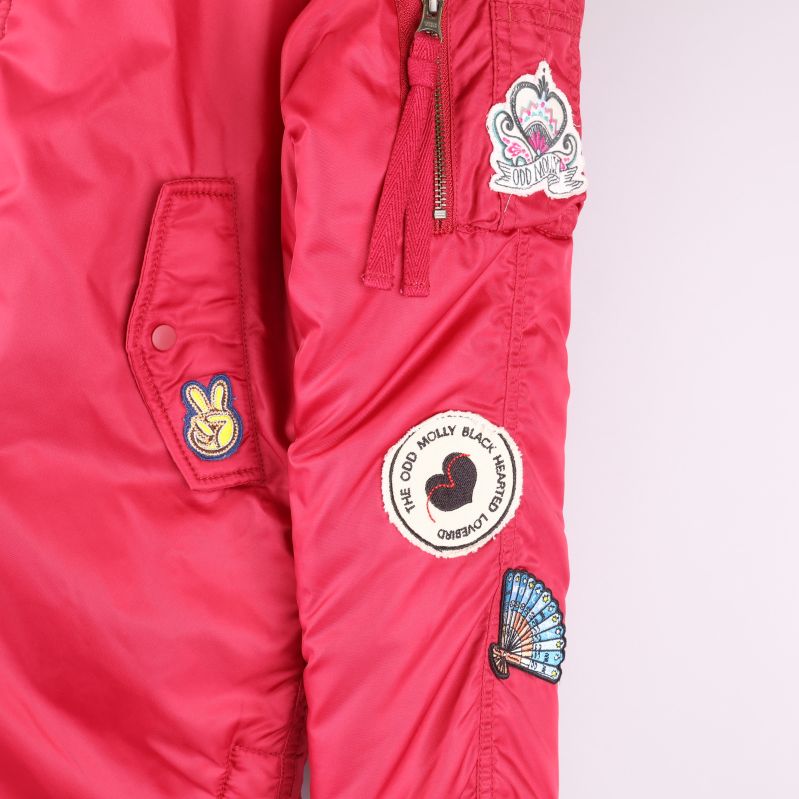 Detaljerad vy av patches på jackans ärm