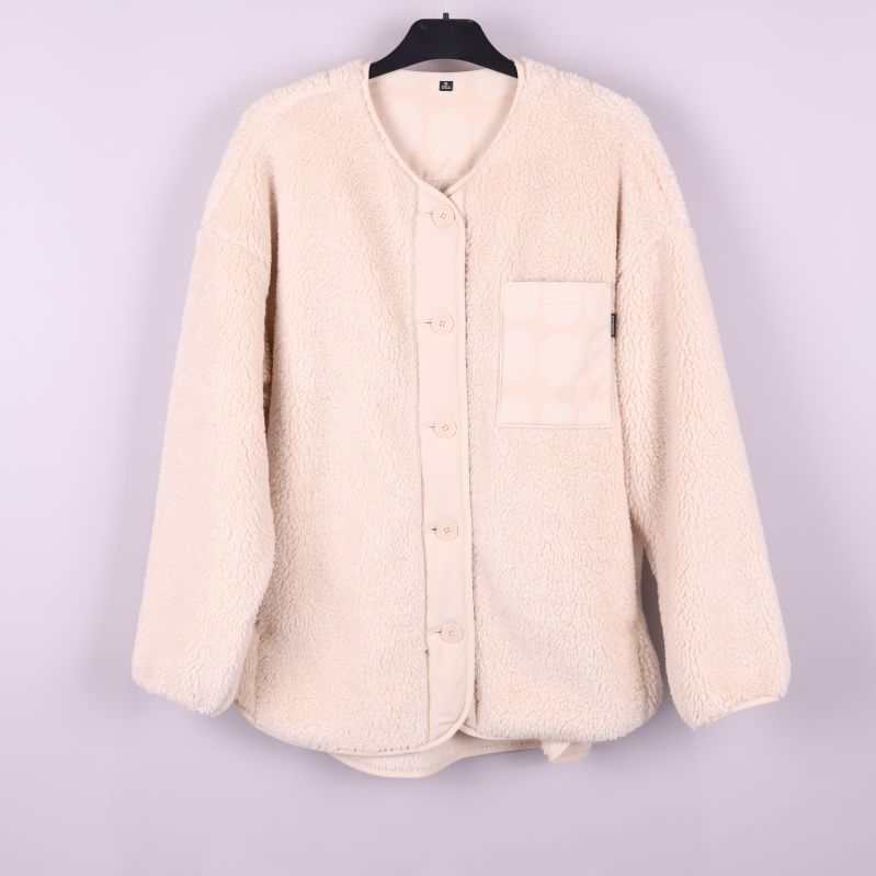 Framsida av beige fleecejacka med bröstficka