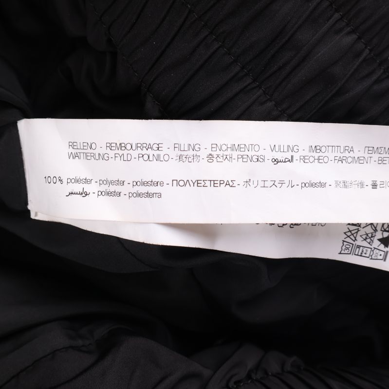 Materiallapp som visar 100% polyester på jacka