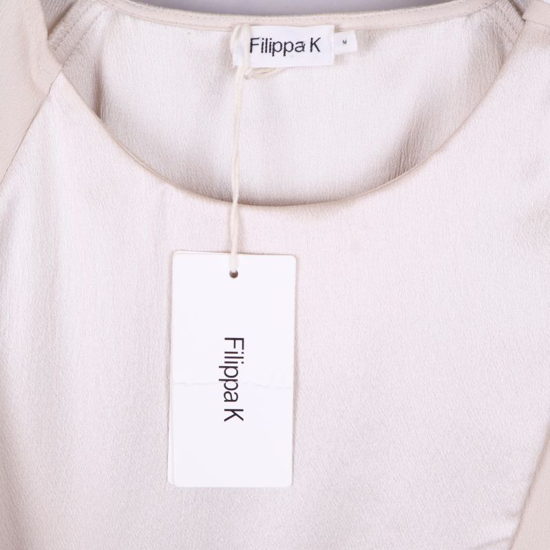 Närbild av Filippa K-etikett i halsringning