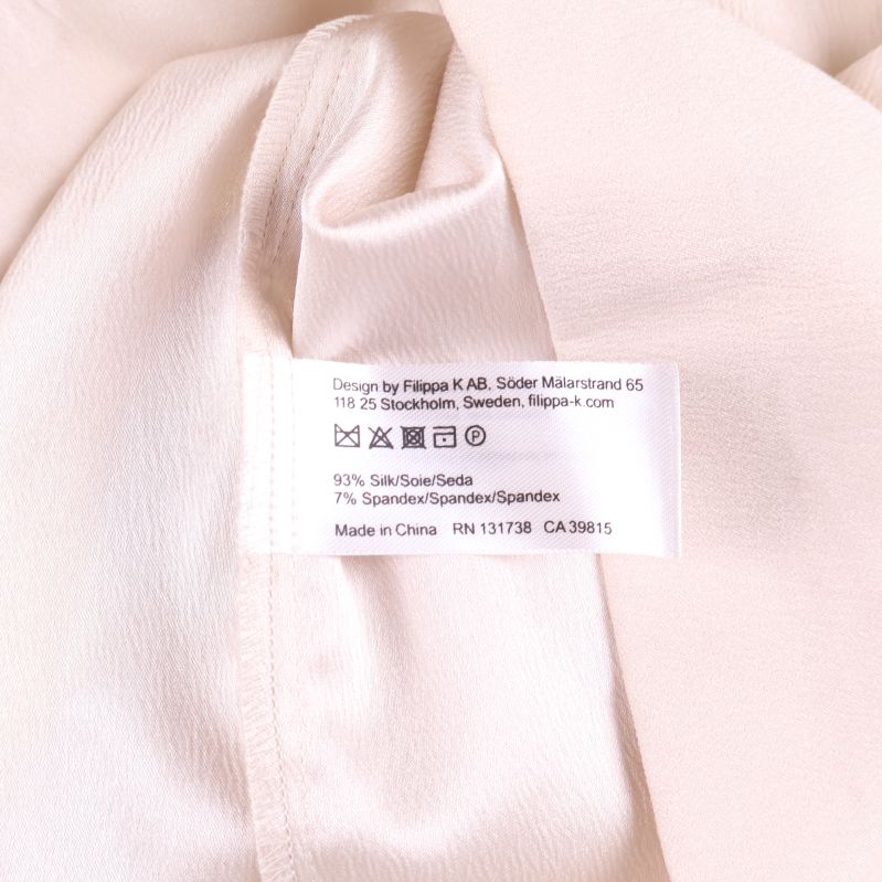 Materiallapp som visar 93% siden och 7% spandex