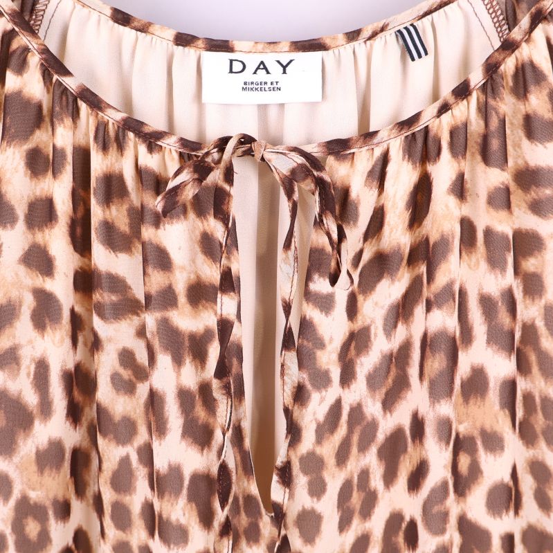 Närbild av halsringning och knytband