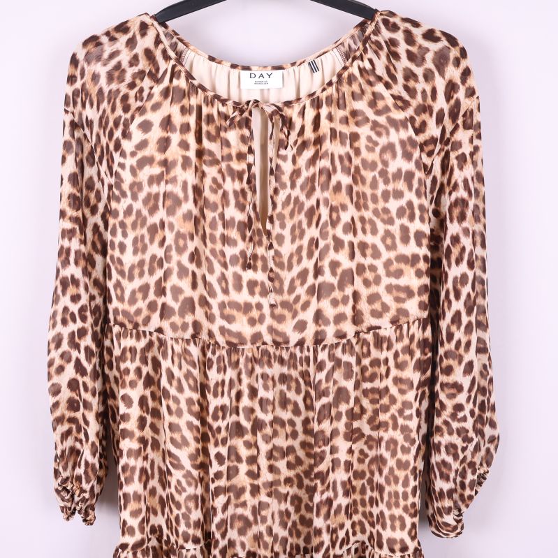 Övre del av leopardmönstrad klänning med rynk