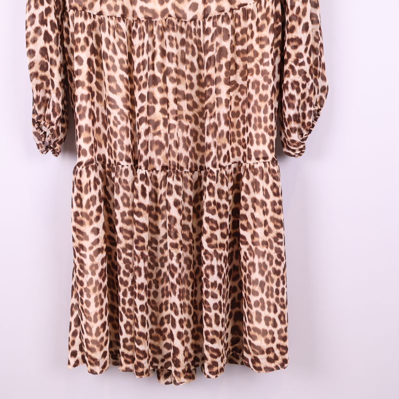 Volangerad nederdel på leopardmönstrad klänning