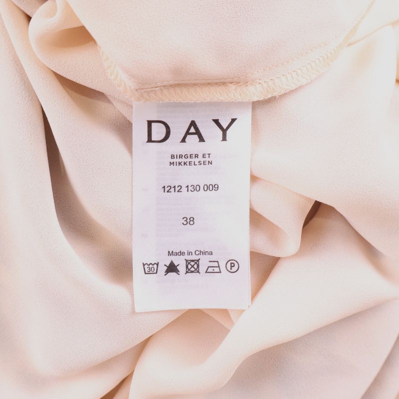 Vit etikett med Day Birger et Mikkelsen och storlek 38