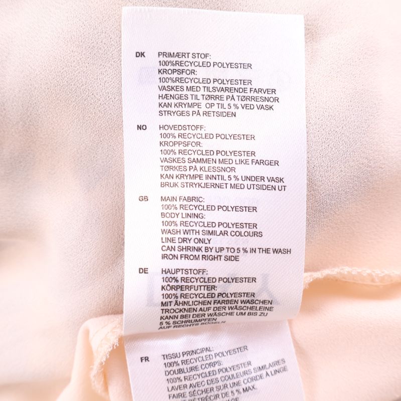 Materialinformation på etikett: 100% återvunnen polyester