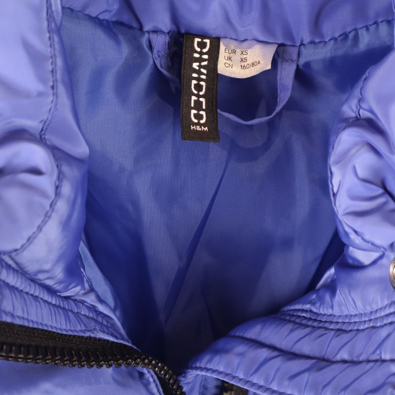 Närbild på etiketten med DIVIDED och H&M tryckt