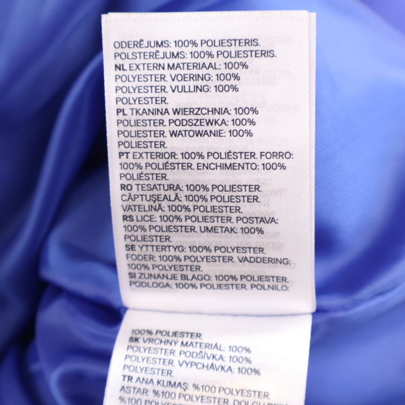Materiallapp visar 100% polyester på flera språk