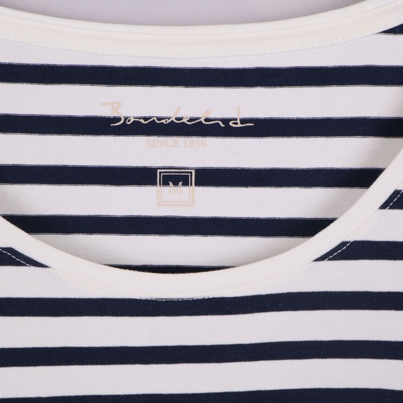 Närbild hals och etikett på randig långärmad tröja