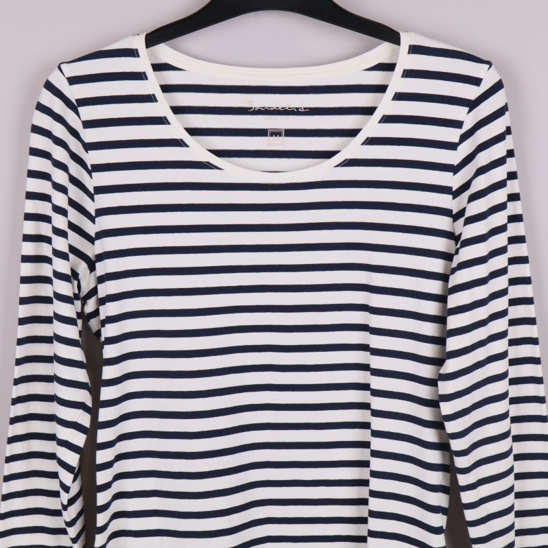 Detaljbild på framsidan av randig långärmad tröja