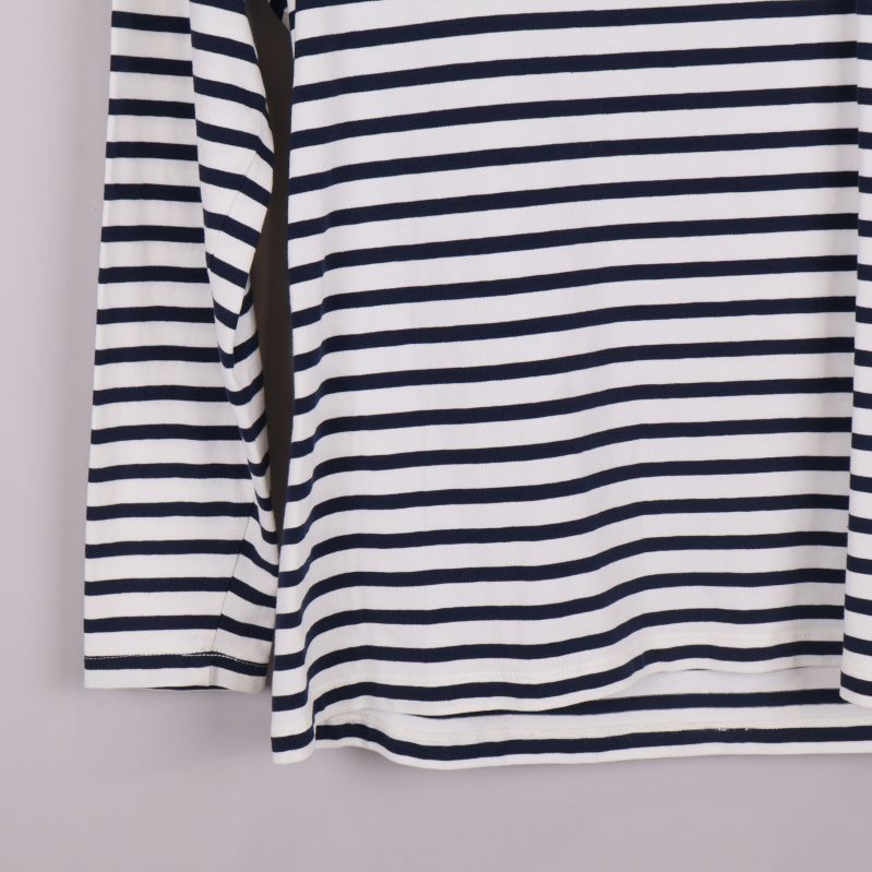 Nedre kant på höger sida av randig långärmad tröja