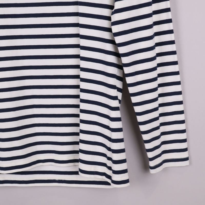 Nedre kant på vänster sida av randig långärmad tröja