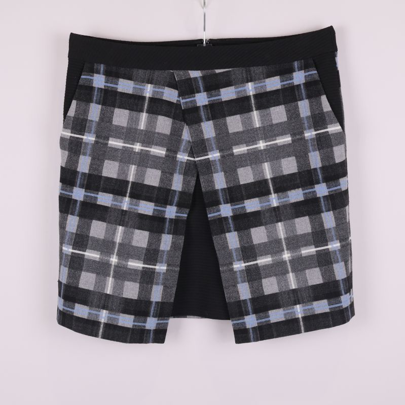 Kjol med rutigt mönster och slits framtill