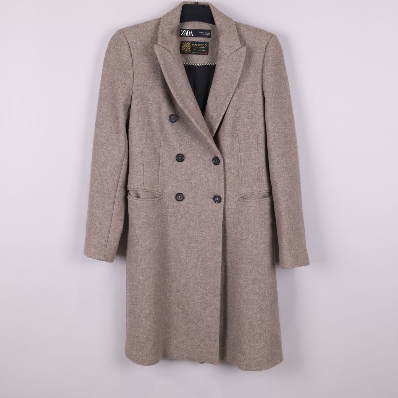Beige lång dubbelknäppt kappa framifrån