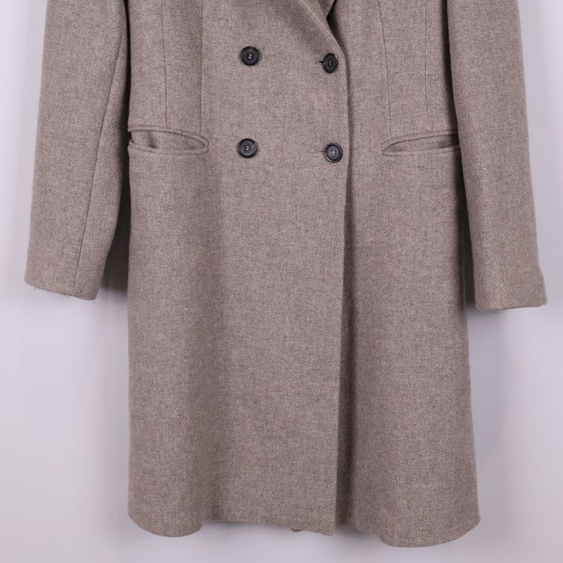 Nedre front av beige kappa med dubbla knapprader