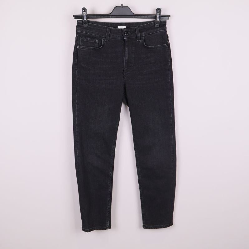 Framsida av svarta stretchjeans