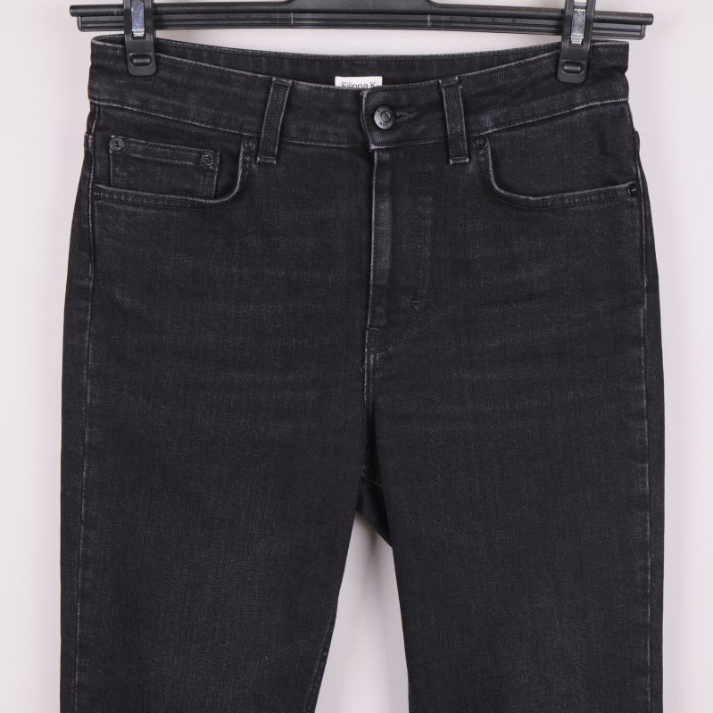 Midja och fickor på svarta jeans i närbild