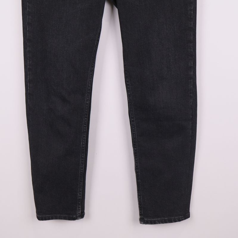 Närbild på benen nedtill på svarta jeans