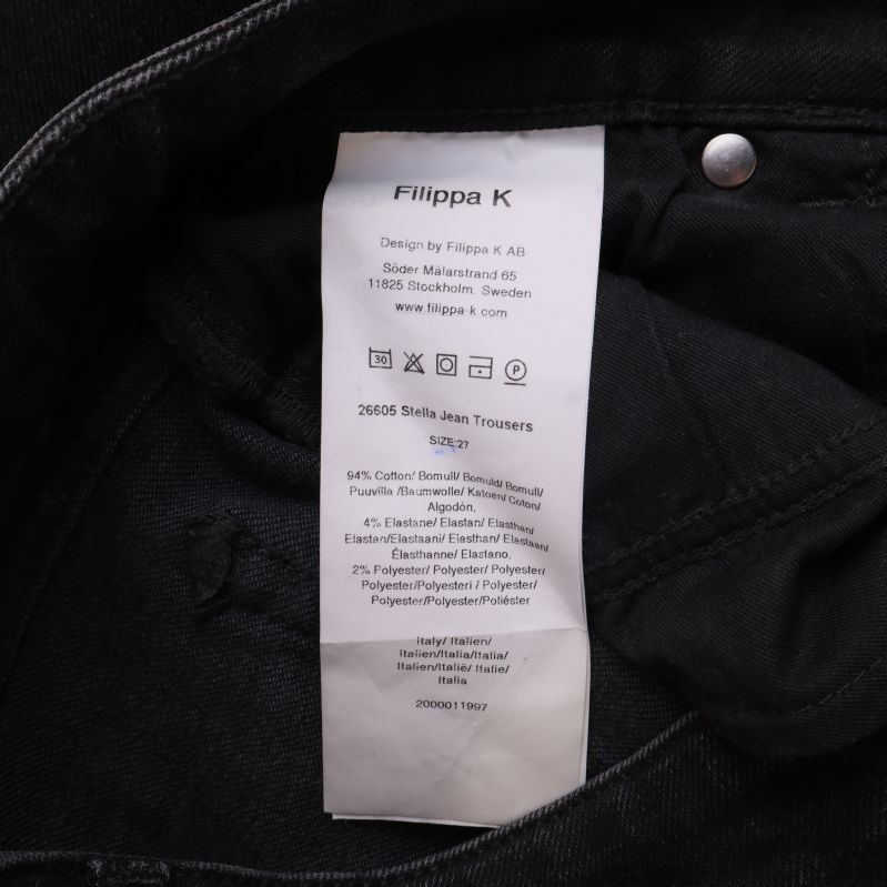 Materiallapp i byxorna visar materialinfo på engelska