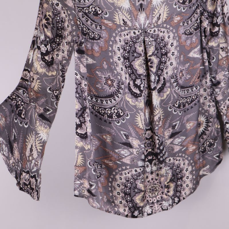 Närbild på utsvängd ärm och mönstrat tyg