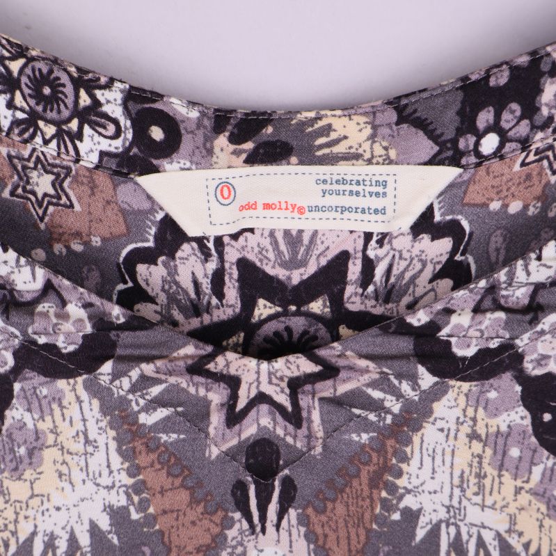 Närbild på etikett med varumärke i halsringningen