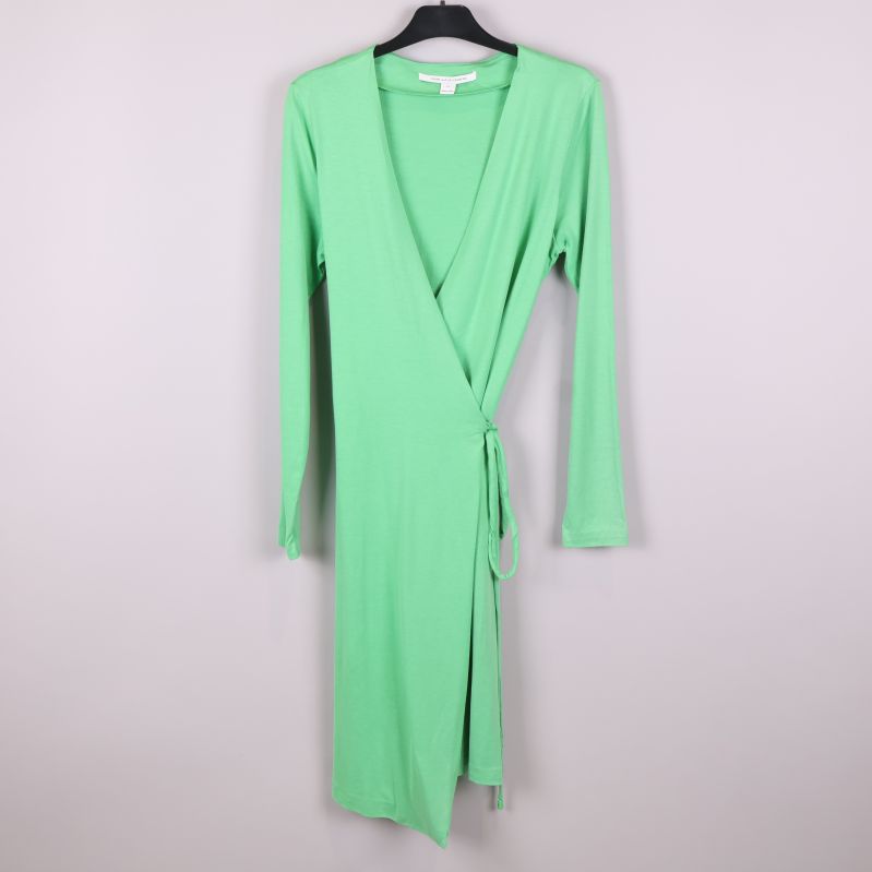 Ljusgrön omlottklänning med långa ärmar 