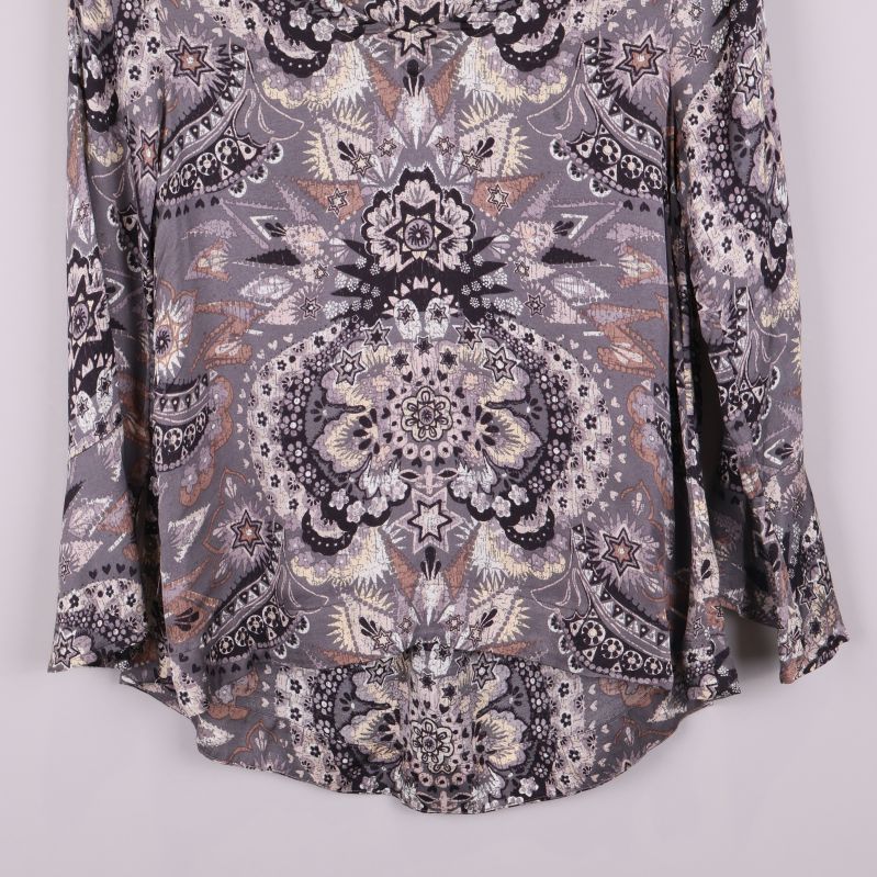 Närbild på nederdel av toppen med mönster