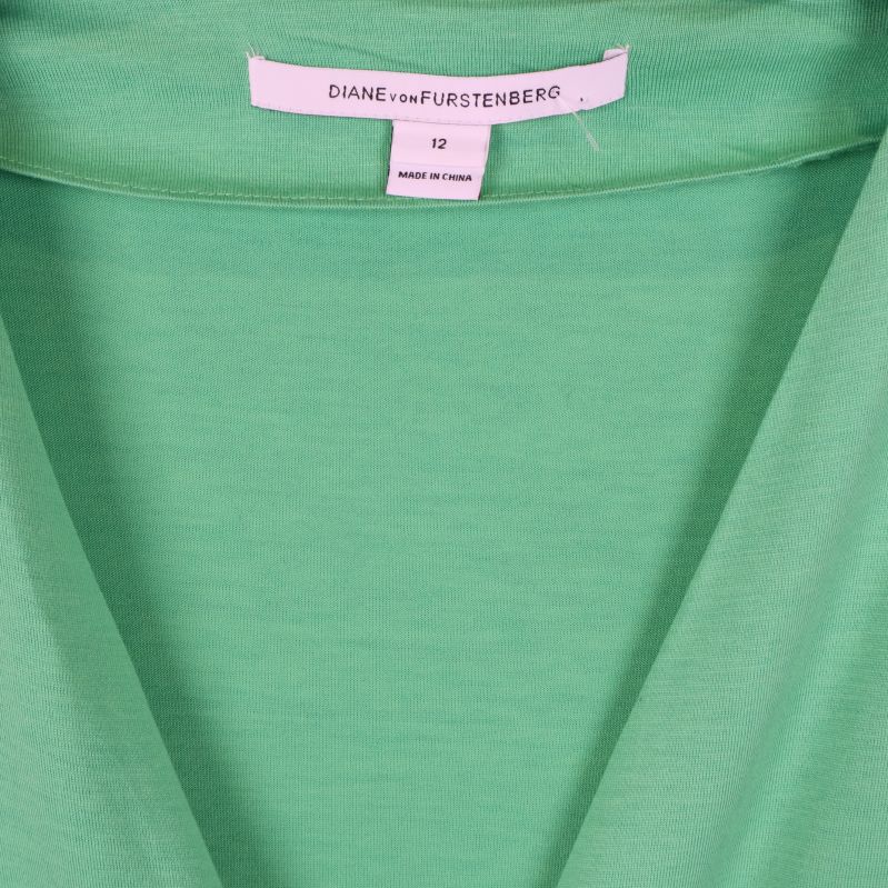 Närbild på vit etikett med Diane von Furstenberg-logotyp