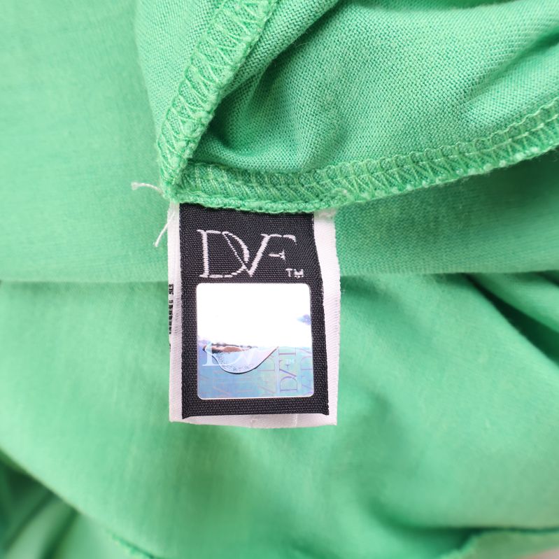 DVF-logotyp på svart etikett i sidsömmen