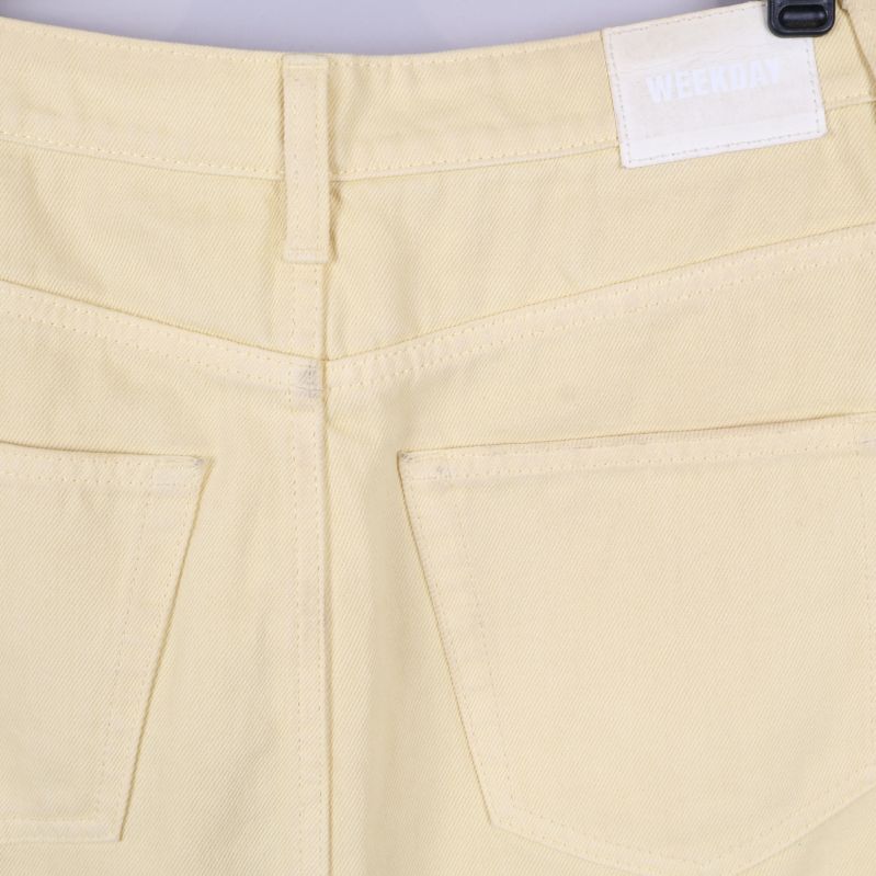 Närbild på bakfickor och vit etikett med texten WEEKDAY