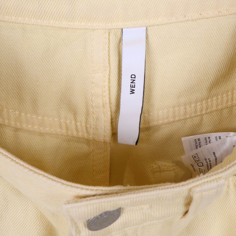 Vänd etikett invändigt på kjolen